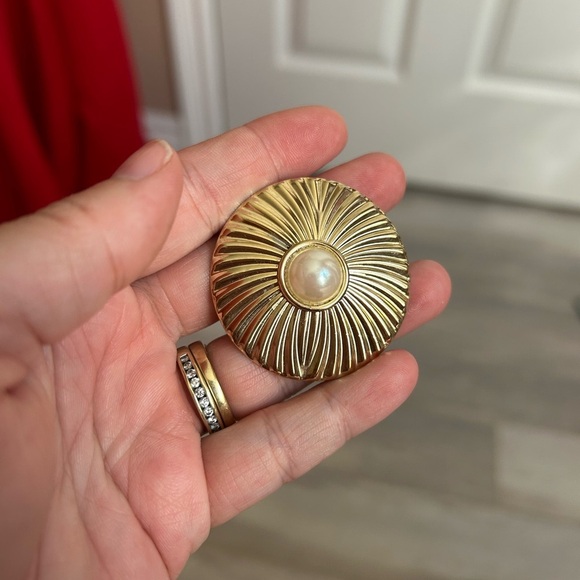 4/$100 Jeri-Lou 1970 Gold Sunburst Brooch with Pearl Center 😌 - Picture 3 of 8